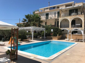 Отель Villa Ceni appartamenti con 2 camere più servizi in villa con piscina  Маринелла